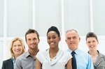 Gruppe von Businessleuten verschiedener Altersgruppen und Hautfarben