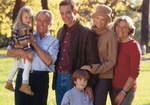 Familie mit Grosseltern und zwei Kindern, Halbportraet