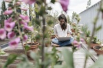 Frau Terrasse Laptop Blumen Homeoffice Sommer remote Workation