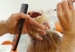Friseur schneidet Haare, Detail Haende