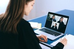 Geschäftsfrauen in einer Videokonferenz