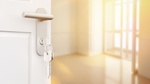 Offene Wohnungstür Schlüssel leere Wohnung Eigentumswohnung