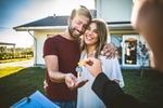 Paar Frau Mann Haus Einfamilienhaus Makler Schlüssel
