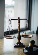 Richter Hammer Justitia Waagschale