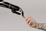 Roboterhand und Menschenhand