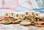 Steuern Buchstaben Geld Münzen Euroscheine